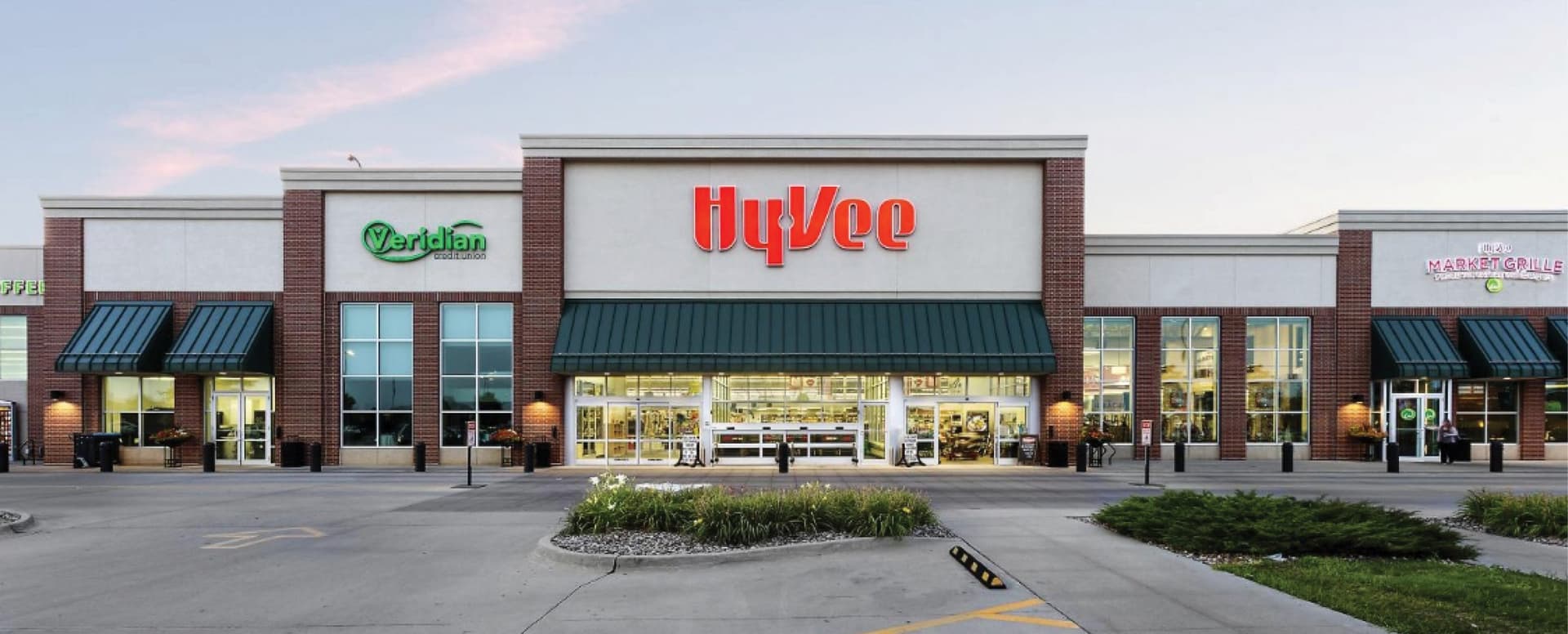 Matthews™ Closes $19.2M Sale of Midwest Grocery Chain Hy-Vee featured image 