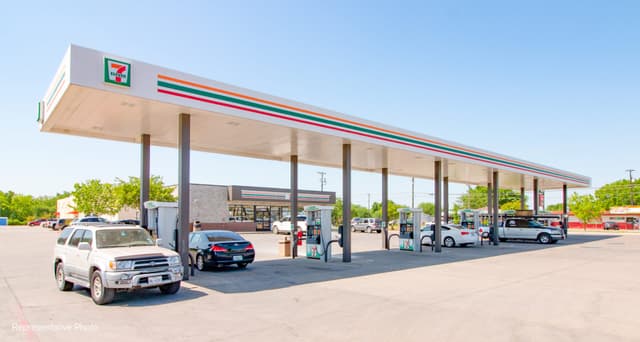 7-Eleven in Texas with a fuel canopy, gas pumps, and convenience store building in Hearne