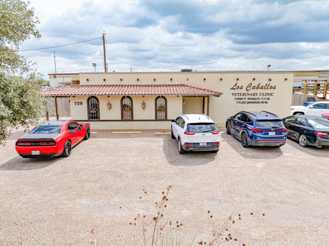 Image of Los Caballos Veterinary Clinic Property